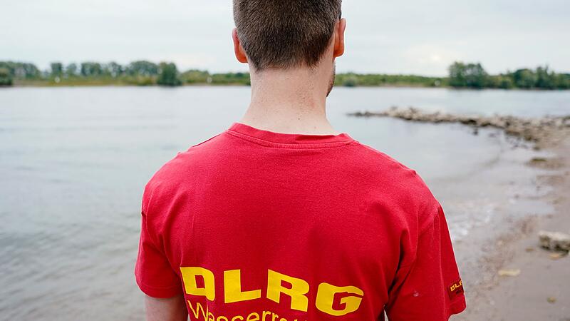 DLRG-Mitglied bei einer Rettungsübung