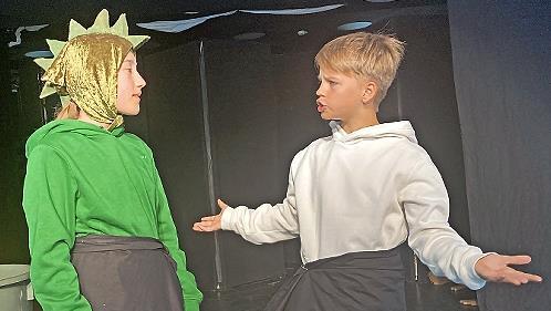 Eine Szene aus dem aufgeführten Stück. Eine Szene aus dem aufgeführten Stück.