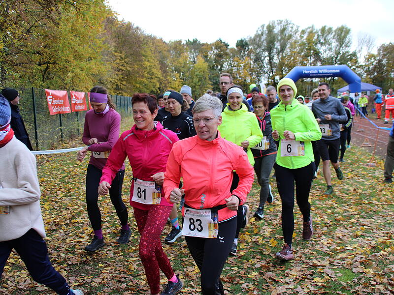 Trotz nasskaltem Herbstwetter lie&szlig;en sich die Sportler den Spa&szlig;  beim 38. Frankenwaldlauf der LG Ludwigschorgast nicht vermiesen.