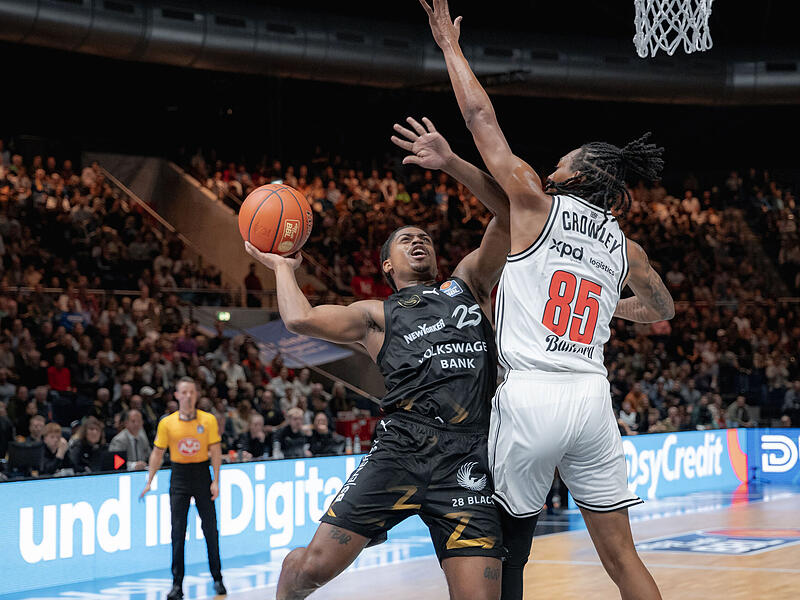 Der Braunschweiger Guard Grant Sherfield (links, im Duell mit Austin Crowley) kann ordentlich hei&szlig;laufen.