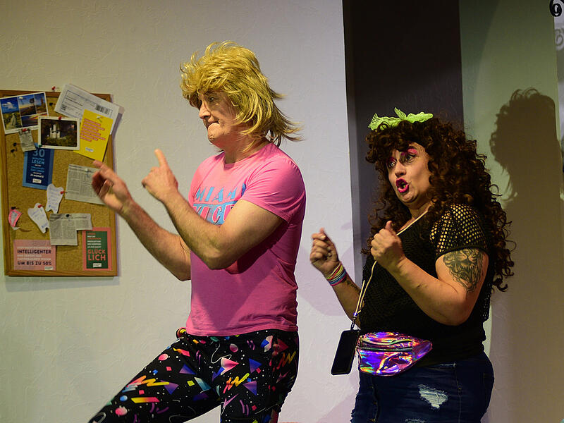 Zur&uuml;ck in die Zukunft oder vorw&auml;rts in die Vergangenheit: Die Dorfb&uuml;hne Marktschorgast macht es in der Nostalgiekom&ouml;die &bdquo;Mit Vollgas in die 80er&ldquo; m&ouml;glich. Im Bild die beiden Hauptdarsteller Tatjana Lengel und Claus Linhardt.