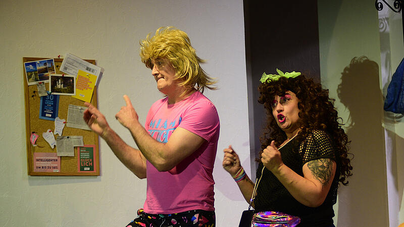 Zur&uuml;ck in die Zukunft oder vorw&auml;rts in die Vergangenheit: Die Dorfb&uuml;hne Marktschorgast macht es in der Nostalgiekom&ouml;die &bdquo;Mit Vollgas in die 80er&ldquo; m&ouml;glich. Im Bild die beiden Hauptdarsteller Tatjana Lengel und Claus Linhardt.