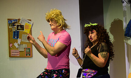 Zur&uuml;ck in die Zukunft oder vorw&auml;rts in die Vergangenheit: Die Dorfb&uuml;hne Marktschorgast macht es in der Nostalgiekom&ouml;die &bdquo;Mit Vollgas in die 80er&ldquo; m&ouml;glich. Im Bild die beiden Hauptdarsteller Tatjana Lengel und Claus Linhardt.