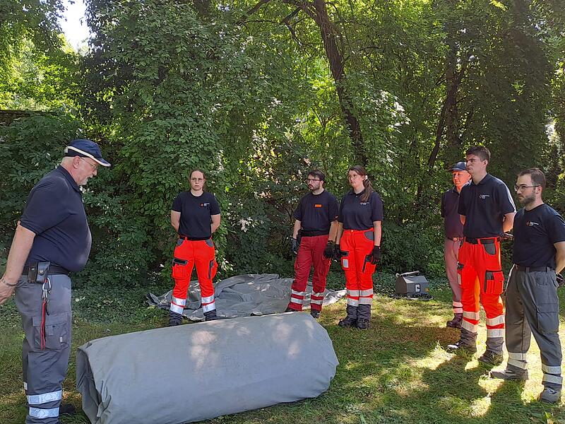 Die Rot-Kreuz-Bereitschaft feiert in diesem Jahr ihr 100-jähriges Bestehen. Gemeinsam mit der Feuerwehr, die 155 Jahre alt wird, veranstalten sie deshalb ein großes Blaulicht-Fest. Die Rot-Kreuz-Bereitschaft feiert in diesem Jahr ihr 100-jähriges Bestehen. Gemeinsam mit der Feuerwehr, die 155 Jahre alt wird, veranstalten sie deshalb ein großes Blaulicht-Fest.