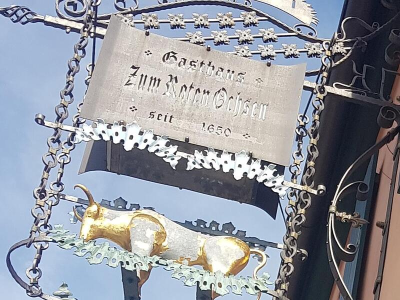 Das Schild des Roten Ochsen. Auf dem Ausleger ist er gülden. Das Schild des Roten Ochsen. Auf dem Ausleger ist er gülden.
