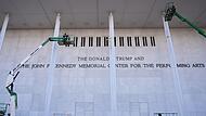 Aus Kennedy Center wird Trump Kennedy Center Aus Kennedy Center wird Trump Kennedy Center