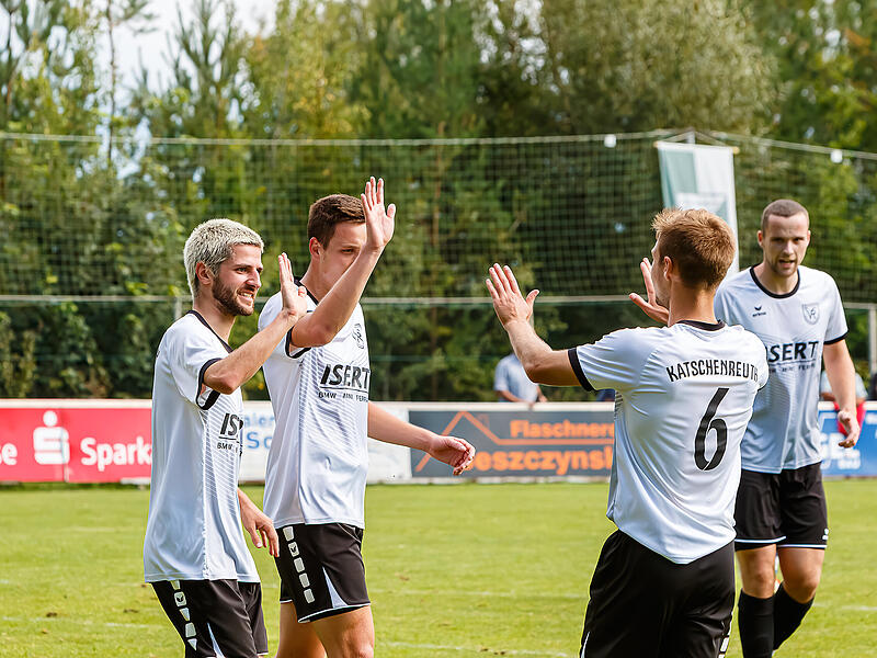 Beim 6:0-Sieg über Altenplos durften die Katschenreuther (von links) Dorian Carl, Tom Haas und Hannes Michel noch reichlich Tore bejubeln. In den vergangenen beiden Spielen ging der VfR jedoch leer aus und will nun in Waldershof punkten.