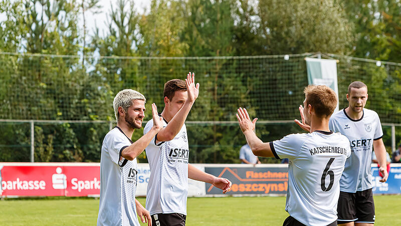 Beim 6:0-Sieg über Altenplos durften die Katschenreuther (von links) Dorian Carl, Tom Haas und Hannes Michel noch reichlich Tore bejubeln. In den vergangenen beiden Spielen ging der VfR jedoch leer aus und will nun in Waldershof punkten.