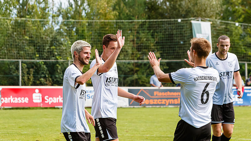 Beim 6:0-Sieg über Altenplos durften die Katschenreuther (von links) Dorian Carl, Tom Haas und Hannes Michel noch reichlich Tore bejubeln. In den vergangenen beiden Spielen ging der VfR jedoch leer aus und will nun in Waldershof punkten.