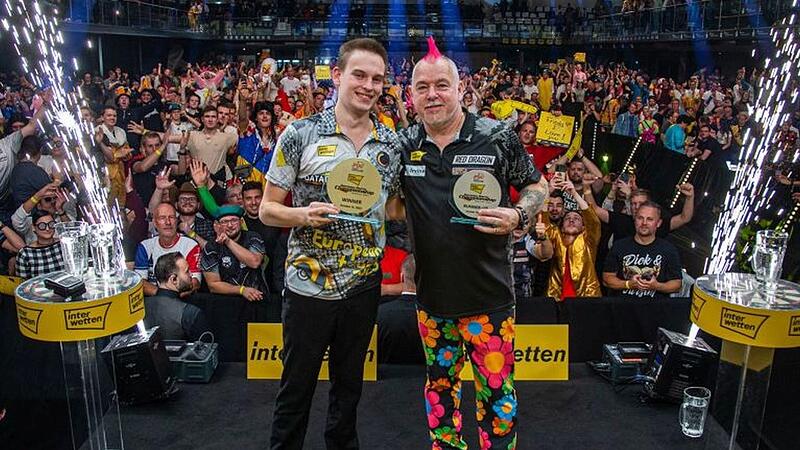 Mit Doppelweltmeister und Finalgegner Peter Wright: Ricardo „Pikachu“ Pietreczko (li.) gewinnt PDC-Titel in Hildesheim.