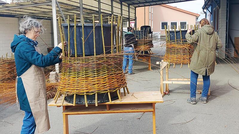 Flechtkursteilnehmerinnen beim Flechten der Pflanzk&ouml;rbe.