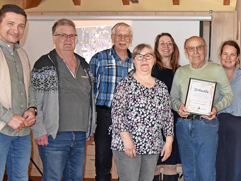 Herbert Straub (6. v. l.) nahm die Urkunde mit der Ernennung zum Ehrenmitglied im Kreis der Vereinsleitung entgegen: (v. l.) Bürgermeister Matthias Krapp, Kassier Andreas Kraus, stellvertretender Kassier Herbert Leuthner, Beisitzerin Ingrid Zöttle... Herbert Straub (6. v. l.) nahm die Urkunde mit der Ernennung zum Ehrenmitglied im Kreis der Vereinsleitung entgegen: (v. l.) Bürgermeister Matthias Krapp, Kassier Andreas Kraus, stellvertretender Kassier Herbert Leuthner, Beisitzerin Ingrid Zöttle...