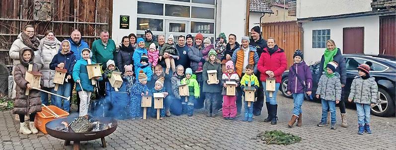 Stolz auf ihre Nistkästen sind die Kinder, die bei der Aktion mitgemacht haben.