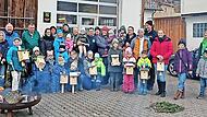 Stolz auf ihre Nistkästen sind die Kinder, die bei der Aktion mitgemacht haben.