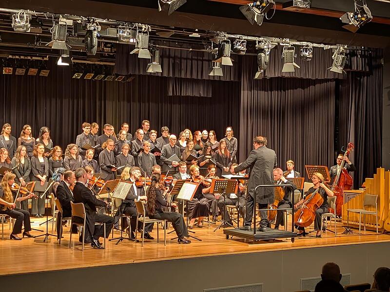 Das Sinfonieorchester aus Karlsbad und der Schulchor der Berufsfachschule für Musik auf der großen Bühne des Kreiskulturraums Kronach.