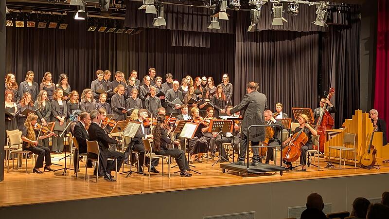 Das Sinfonieorchester aus Karlsbad und der Schulchor der Berufsfachschule für Musik auf der großen Bühne des Kreiskulturraums Kronach.