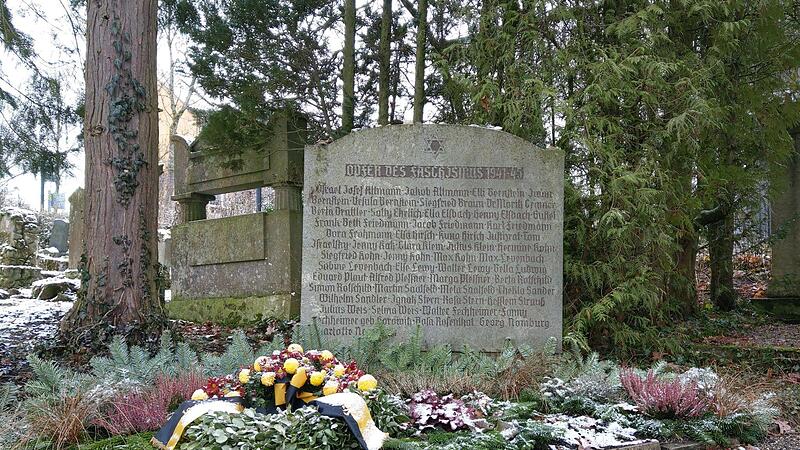 An die jüdischen Opfer des Nationalsozialismus in Coburg erinnert dieser Stein auf dem Judenfriedhof am Glockenberg. An die jüdischen Opfer des Nationalsozialismus in Coburg erinnert dieser Stein auf dem Judenfriedhof am Glockenberg.