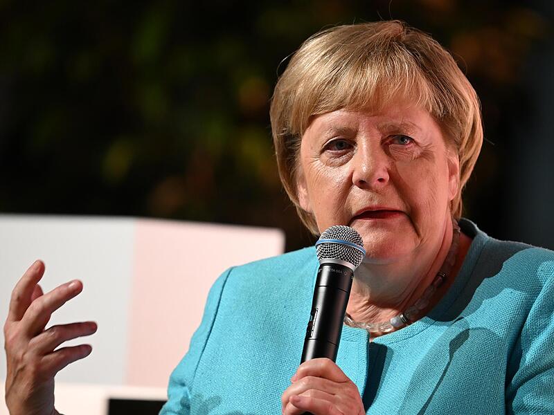 Die ehemalige Bundeskanzlerin Angela Merkel (CDU) fordert die Parteien der Mitte auf, sich mit der AfD inhaltlich auseinanderzusetzen.