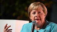 Die ehemalige Bundeskanzlerin Angela Merkel (CDU) fordert die Parteien der Mitte auf, sich mit der AfD inhaltlich auseinanderzusetzen.