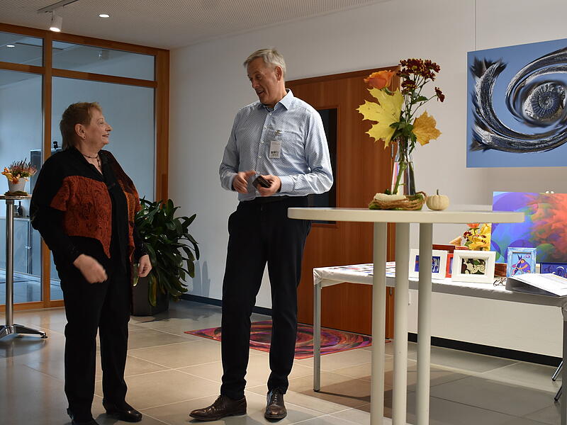 Gisela Fischer plaudert mit Endress-Verkaufsleiter Alois Erhard bei der Vernissage in Gräfenberg.