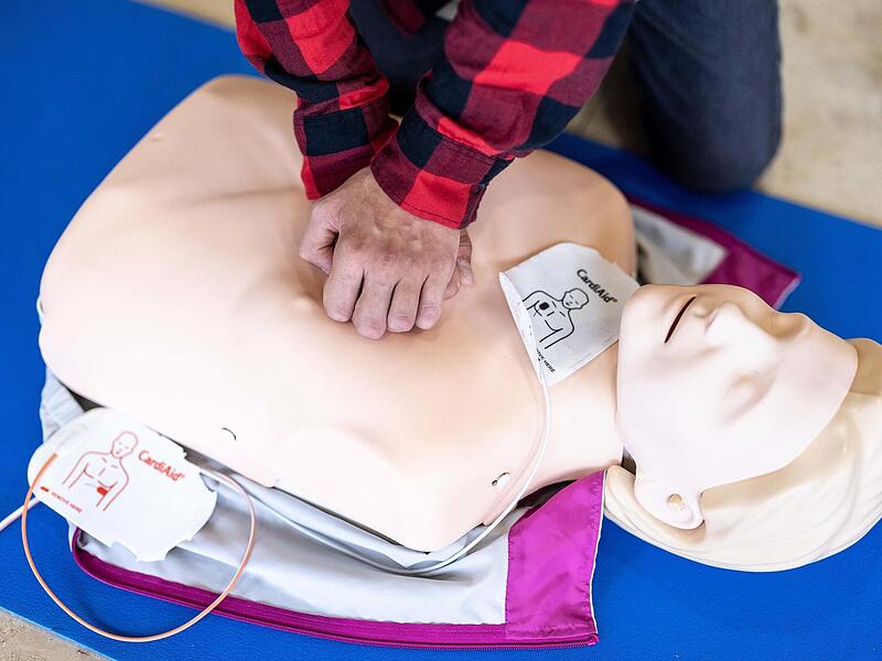 Herzdruckmassage: Eine der Maßnahmen, um kritische Minuten zu überbrücken.