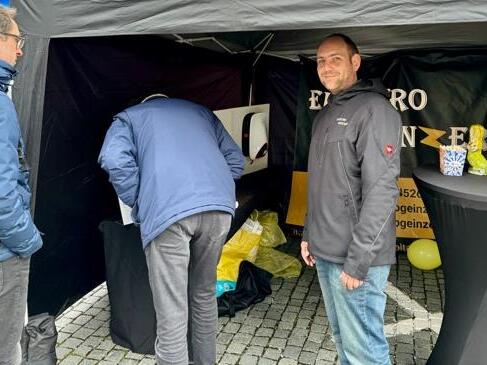 Der Osterhase half den KinMitarbeiter der Firma Elektro Geinzer informierten &uuml;ber Solarmodule.dern bei der Suche nach &Uuml;berraschungen.