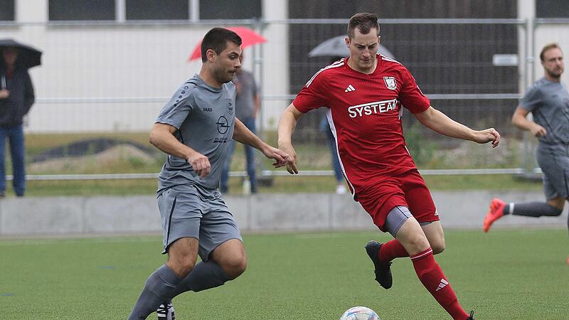 Armin Hatzold (rechs) und der TSV Staffelstein gastieren in der Bezirksliga beim TSV Breiteng&uuml;&szlig;bach.