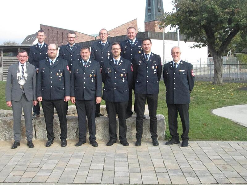 Bürgermeister Armin Warmuth (links) und Kreisbrandmeister Elmar Eisenmann (rechts) dankten und gratulierten den Feuerwehrmännern für 25 Jahre Treue: (hintere Reihe von links) Steffen Schmitt, Christian Heid, Christian Teubert und Florian Müller, (...