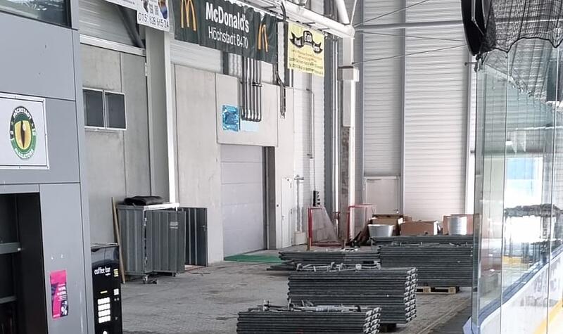 Höchstadter Eishalle: Gästeblock schon abgebaut Am Dienstag bevölkerten noch knapp 200 Leipziger Fans den Gästeblock am Kieferndorfer Weg. Keine 48 Stunden ist die Tribüne bereits demontiert.