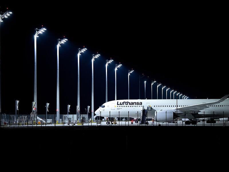 Ein Flugzeug der Lufthansa steht am Flughafen München