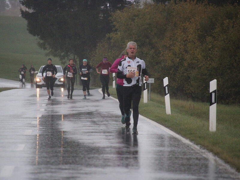 Trotz nasskaltem Herbstwetter lie&szlig;en sich die Sportler den Spa&szlig;  beim 38. Frankenwaldlauf der LG Ludwigschorgast nicht vermiesen.