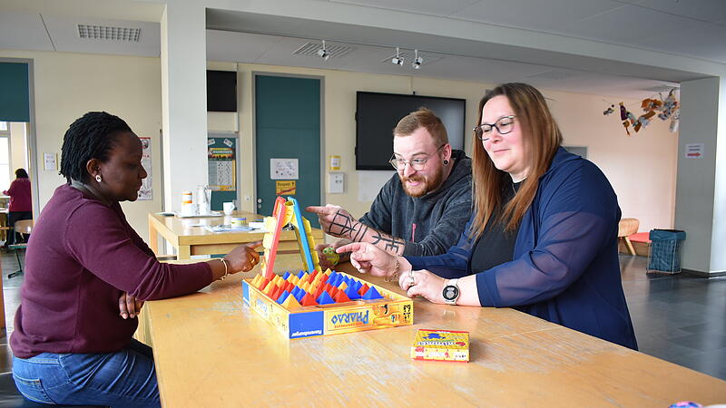Florence Röck (l.), Nico Schütz und Yvonne Simon tüfteln in der Mittelschule in Gräfenberg an einem Spiel.Forchheim & Fränkische Schweiz Florence Röck (l.), Nico Schütz und Yvonne Simon tüfteln in der Mittelschule in Gräfenberg an einem Spiel.