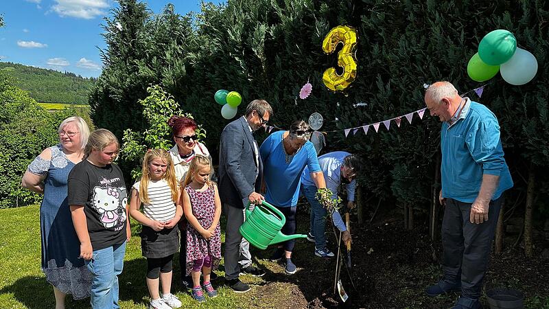 Die Fl&uuml;chtlinge aus der Ukraine pflanzten  gemeinsam mit Susanne Werner und Alfons Hrubesch von der Opferhilfe sowie  B&uuml;rgermeister Roland Wolfrum ein neues Apfelb&auml;umchen f&uuml;r den Frieden. Es ist schon das dritte.
