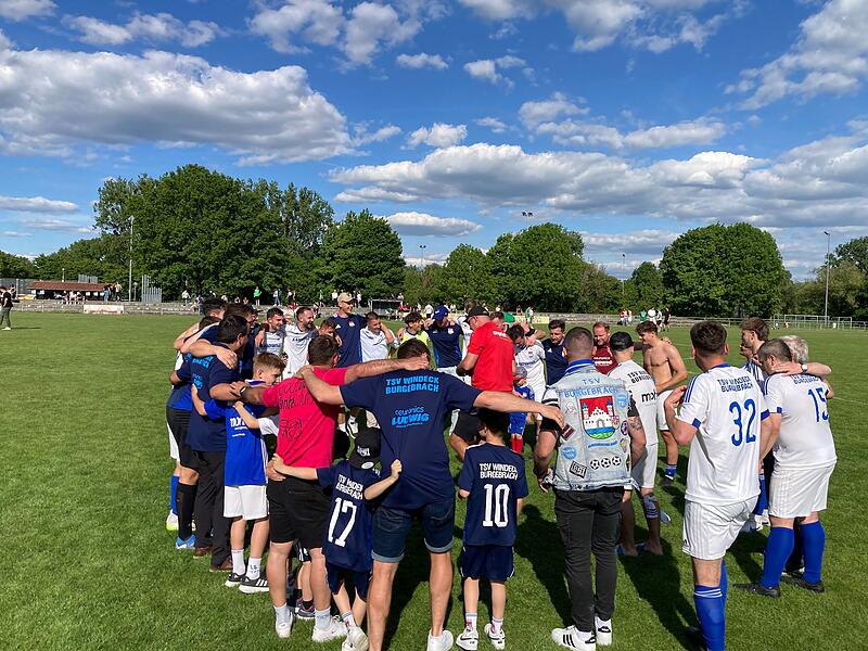 Der TSV Burgebrach bejubelt die Meisterschaft in der Landesliga Nordwest 2024/25TSV Burgebrach: Meister Bezirksliga West 2024/25 Der TSV Burgebrach bejubelt die Meisterschaft in der Landesliga Nordwest 2024/25