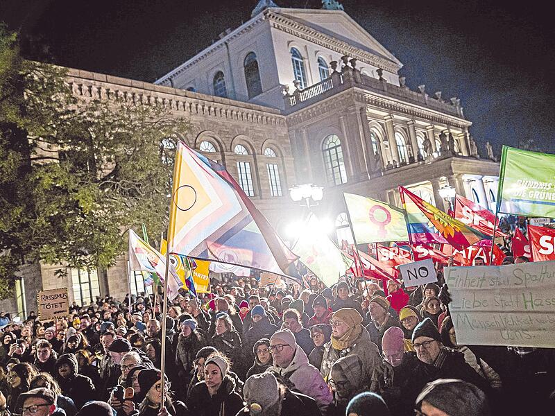 Bundesweit nahmen am Sonntag Tausende Menschen an Kundgebungen – hier in Hannover – gegen die Äußerungen von Kanzler Merz teil.