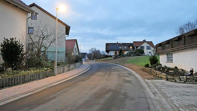 Auf insgesamt 260 Metern wurde die Waldstraße in Kreuzthal erneuert.