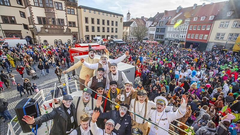 Schweinfurter Narren in bester Stimmung: Der Faschingsumzug in Schweinfurt am Faschingsdienstag ist einer der gr&ouml;&szlig;ten in Mainfranken. Im Bild ein Wagen des Karnevalsvereins Oberwerrn aus dem Jahr 2024.
