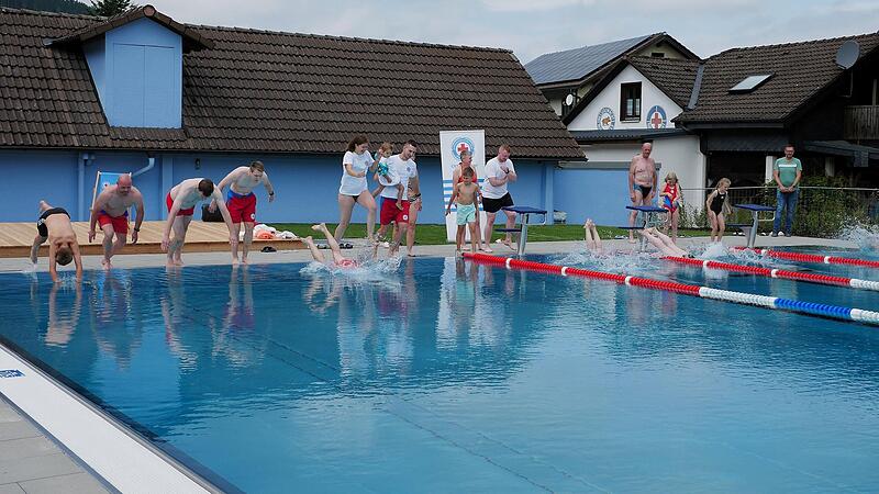 Die Wasserwacht beim ersten Sprung in das neue Becken. Die Wasserwacht beim ersten Sprung in das neue Becken.