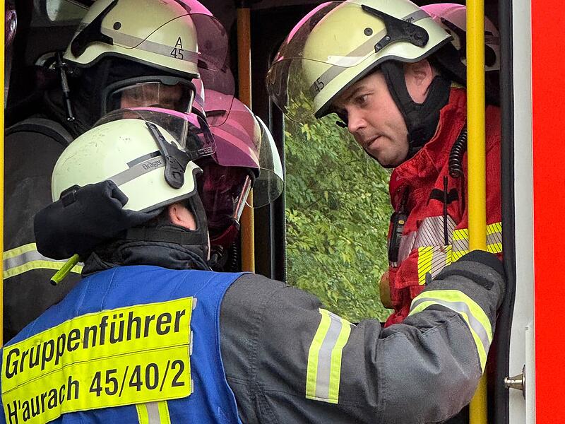 Lagebesprechung mit dem GruppenführerDie schönsten Impressionen der 24-Stunden-Übung der Feuerwehr Herzogenaurach Lagebesprechung mit dem Gruppenführer