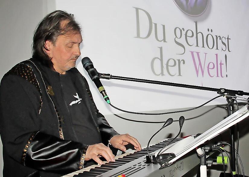 Udo Langer (Foto) und Markus Spiethaler begeistern in der Altenkunstadter Synagoge mit Filmmusik und Liedern zum Mitsingen. Udo Langer (Foto) und Markus Spiethaler begeistern in der Altenkunstadter Synagoge mit Filmmusik und Liedern zum Mitsingen.