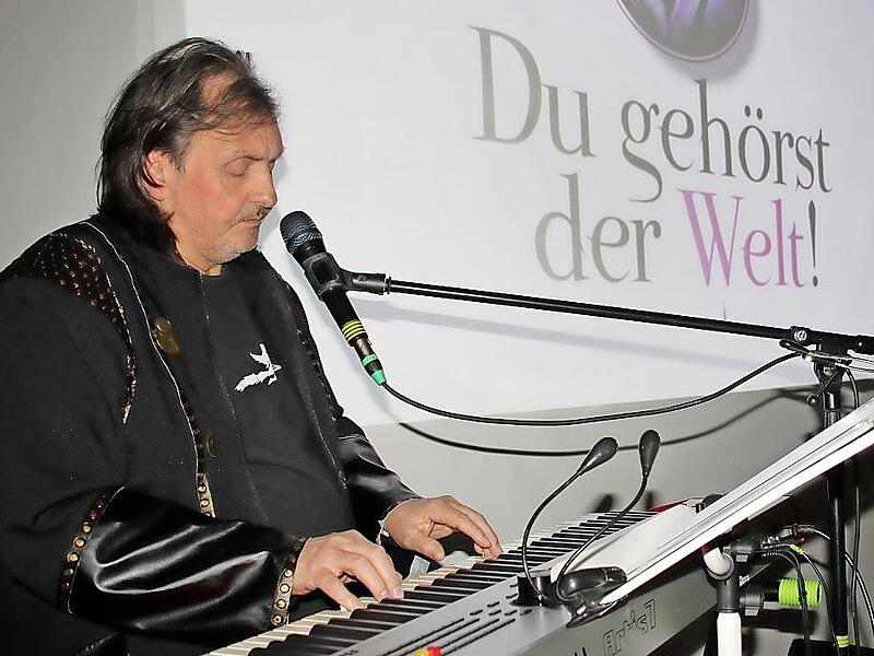 Udo Langer (Foto) und Markus Spiethaler begeistern in der Altenkunstadter Synagoge mit Filmmusik und Liedern zum Mitsingen.