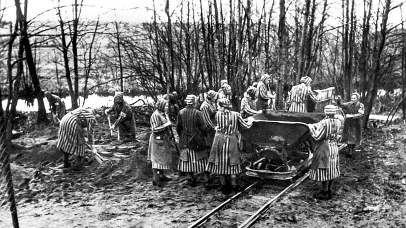 Zwangsarbeiterinnen im KZ Ravensbr&uuml;ck. Sch&auml;tzungsweise 28.000 Menschen wurden hier umgebracht.