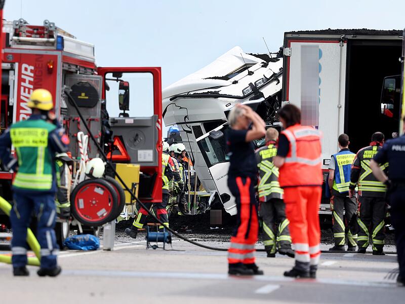 Ein Toter nach Unfall mit zwei Lastwagen