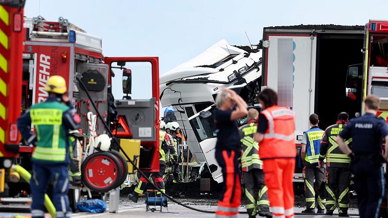 Ein Toter nach Unfall mit zwei Lastwagen Ein Toter nach Unfall mit zwei Lastwagen