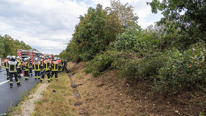 Schwerer Unfall auf A73 bei Eggolsheim: Auto überschlägt sich nach Regenschauer Schwerer Unfall auf A73 bei Eggolsheim: Auto überschlägt sich nach Regenschauer