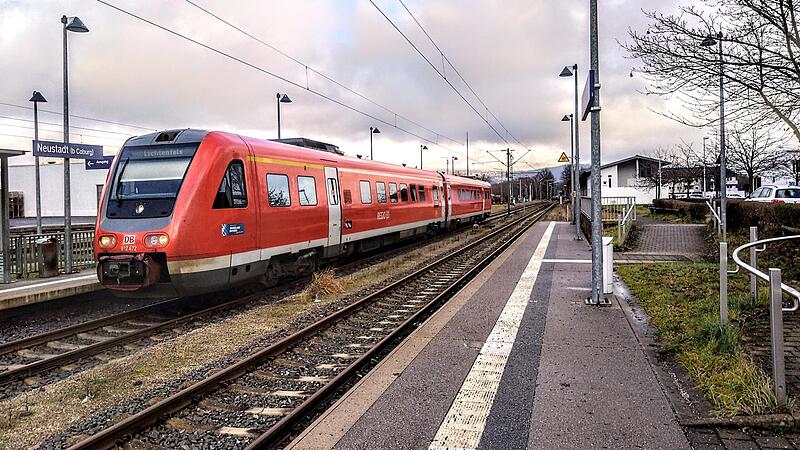 Der Regionalexpress aus Sonneberg fährt in den Bahnhof von Neustadt ein. In diesem Bereich des Bahngeländes spazierte die 35-Jährige am Montag um die Mittagszeit auf den Bahnschienen.