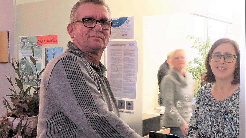 Harald Kaiser zahlt an der Kasse der VG Höchstadt die vorfinanzierten Druckkosten - 4580 Euro - auf das Konto der Marktgemeinde Lonnerstadt ein. Harald Kaiser zahlt an der Kasse der VG Höchstadt die vorfinanzierten Druckkosten - 4580 Euro - auf das Konto der Marktgemeinde Lonnerstadt ein.