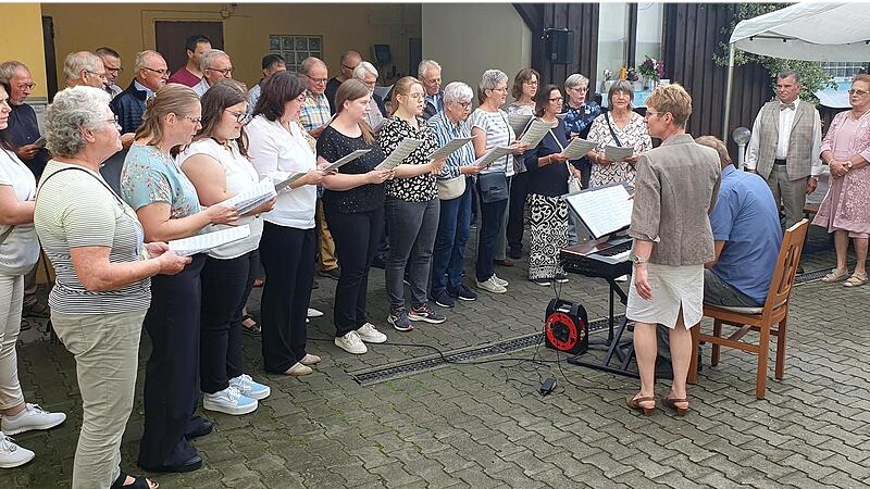 Dem Jubelpaar (rechts) wurde im Hof des Gasthauses Utz ein St&auml;ndchen gesungen.