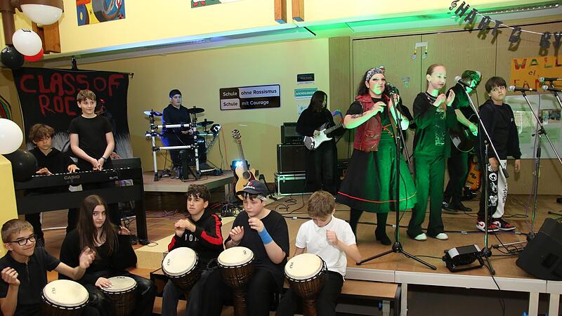 Zu der Band „The Class of Rock“ der Mittelschule am Moss gehört auch eine Percussion-Truppe.