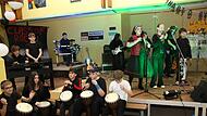 Zu der Band „The Class of Rock“ der Mittelschule am Moss gehört auch eine Percussion-Truppe.
